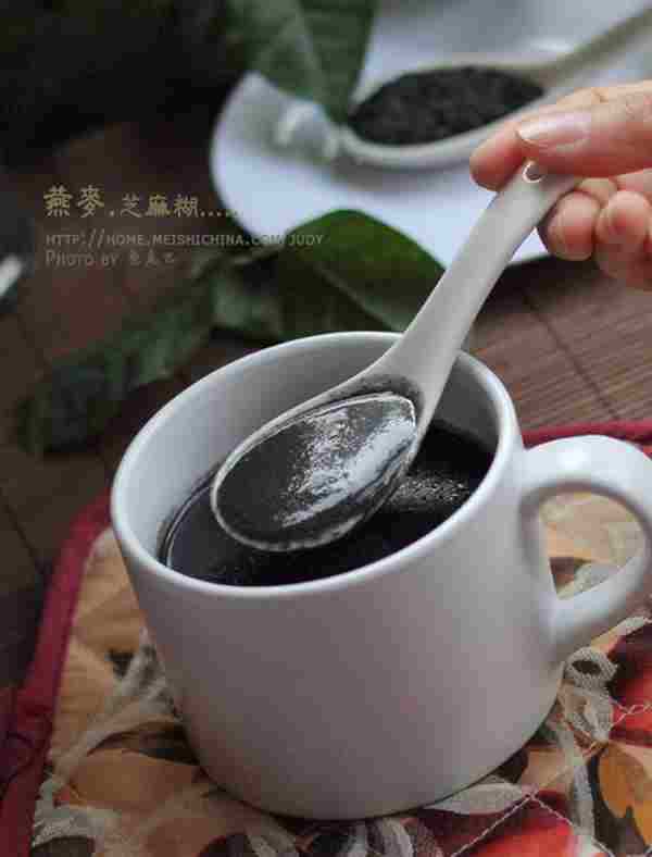 如何远离黑眼圈？绿茶芝麻不能少_6种食物改善黑眼圈-